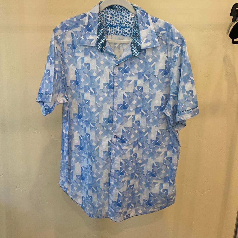 Robert Graham Classic Fit size 2XL blue patterned buttoned down shirt.